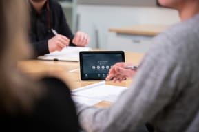 POLY Barre de visioconférence tout-en-un Studio X50 avec kit de contrôleur TC8 (83Z47AA) — image 7