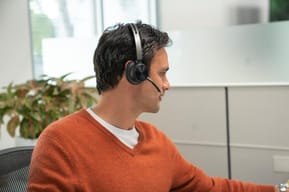 POLY Voyager Focus 2 USB-C-C Headset +USB-C/A Adapter +Charging Stand (9T9J5AA) — image 6