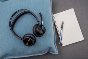 POLY Voyager Focus 2 USB-C-C Headset +USB-C/A Adapter +Charging Stand (9T9J5AA) — image 8