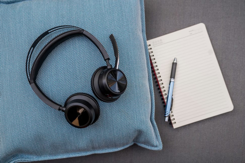 سماعة رأس بميكروفون POLY Voyager Focus 2 USB-C-C + محول USB-C/A (9T9J3AA) — صورة 8