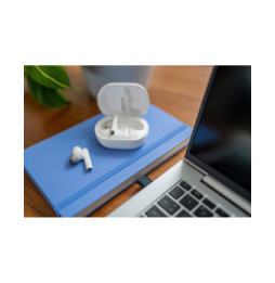 POLY Écouteurs sable blanc Voyager Free 60+ UC M + adaptateur USB-A BT700 + étui de charge avec écran tactile (7Y8G7AA)