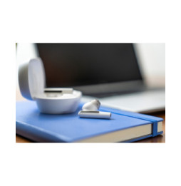 POLY Écouteurs sable blanc Voyager Free 60+ UC M + adaptateur USB-A BT700 + étui de charge avec écran tactile (7Y8G7AA)