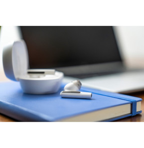 POLY Écouteurs sable blanc Voyager Free 60+ UC M + adaptateur USB-A BT700 + étui de charge avec écran tactile (7Y8G7AA)