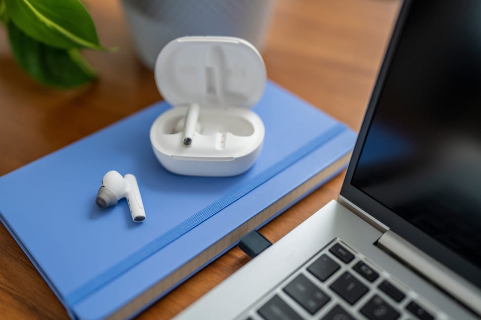 POLY Écouteurs sable blanc Voyager Free 60 + UC M + adaptateur USB-C BT700 + étui de charge avec écran tactile (7Y8G8AA) — image 7