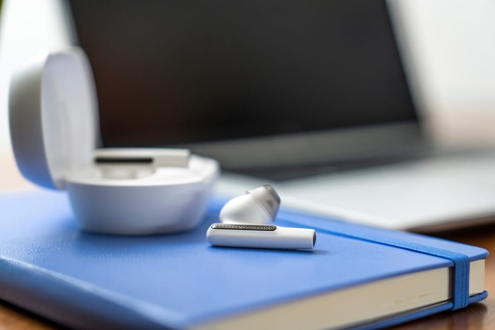 POLY Écouteurs sable blanc Voyager Free 60 + UC M + adaptateur USB-C BT700 + étui de charge avec écran tactile (7Y8G8AA) — image 8