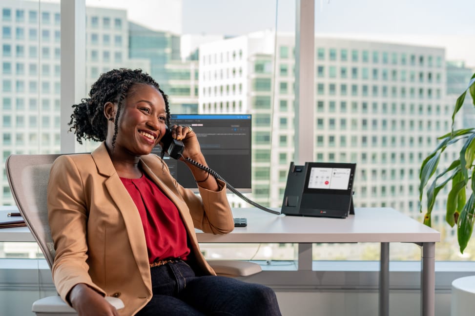 POLY Téléphone multimédia professionnel CCX 600 pour Microsoft Teams et compatible PoE (82Z84AA) — image 9