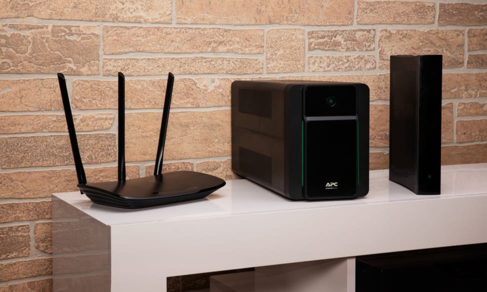 APC BX2200MI-GR alimentation d'énergie non interruptible Interactivité de ligne 2,2 kVA 1200 W 4 sortie(s) CA (BX2200MI-GR) — image 3