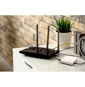 APC mini UPS CP12036LI - Alimentation de secours 12Vdc, 36W, Li-ion, protège WiFi, routeurs, caméras IP, etc. (CP12036LI)