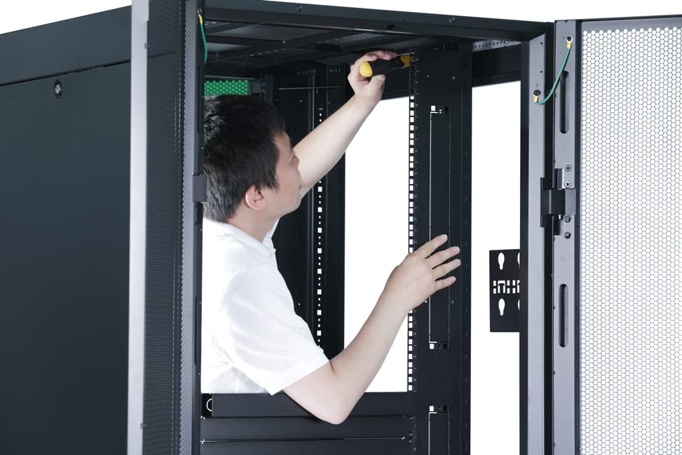 خزانة رفوف قائمة بذاتها APC EASY RACK 600MM/42U/800MM سوداء بسقف ولوح جانبي وعجلات وأقدام و4 حوامل بدون قاعدة (ER6282) — صورة 4