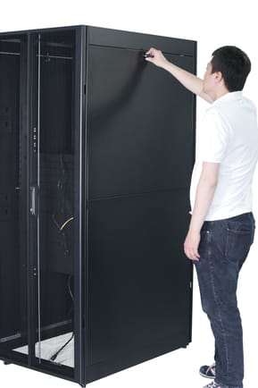 APC EASY RACK 600MM/42U/800MM WITH ROOF SIDE PANEL CASTORS FEET AND 4 BRACKETS NO BOTTOM BLACK Rack autonome Noir (ER6282) — image 5