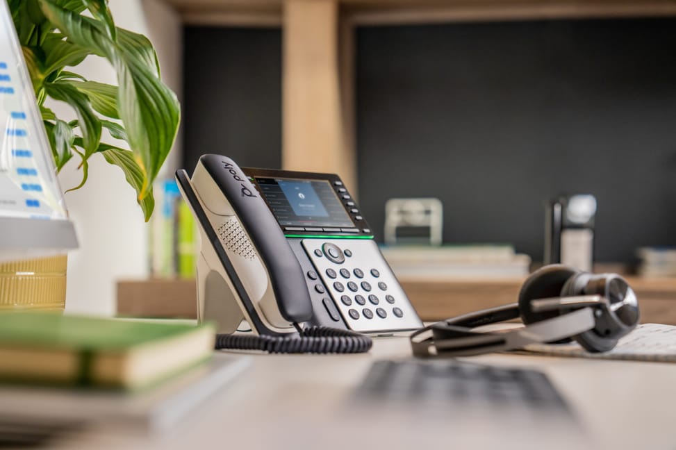 هاتف IP POLY Edge E550 متوافق مع PoE (82M91AA) — صورة 8
