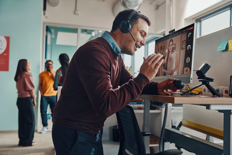 POLY Micro-casque Voyager Focus 2-M Certifié Microsoft Teams avec base de chargement (77Y90AA) — image 6