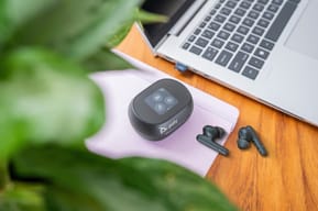 POLY Écouteurs noir charbon Voyager Free 60+ UC + adaptateur USB-C BT700 + étui de charge avec écran tactile (7Y8G4AA) — image 8