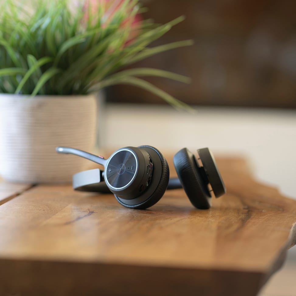 POLY Micro-casque stéréo USB-A Voyager 4320 UC + adaptateur USB-A BT700 + base de chargement (77Y99AA) — image 12
