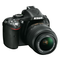 Reflex Nikon D5200 + Objectif AF-S DX Nikkor 18-55mm f/3.5-5.6G VR