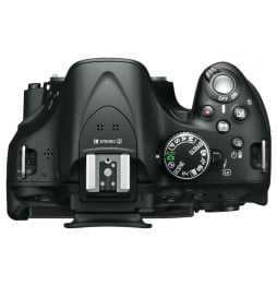 Reflex Nikon D5200 + Objectif AF-S DX Nikkor 18-55mm f/3.5-5.6G VR