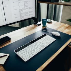 INOVU Desk Mat (Bleu marine/Jaune) — image 5