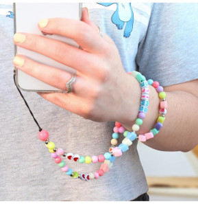 Avizar Bijou de Téléphone Bracelet Perles et Coeurs 65cm Collection Smile Multicolore