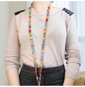 Avizar Bijou de Téléphone Collier Perles et Smiley 110cm Collection Smile Multicolore
