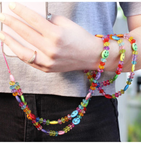 Avizar Bijou de Téléphone Collier Perles et Smiley 110cm Collection Smile Multicolore