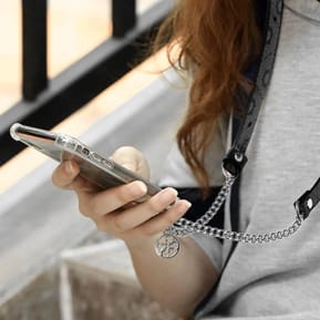 Guess Cordon Bandoulière Smartphone Longueur 150cm avec Accroche Argent et Noir — image 3