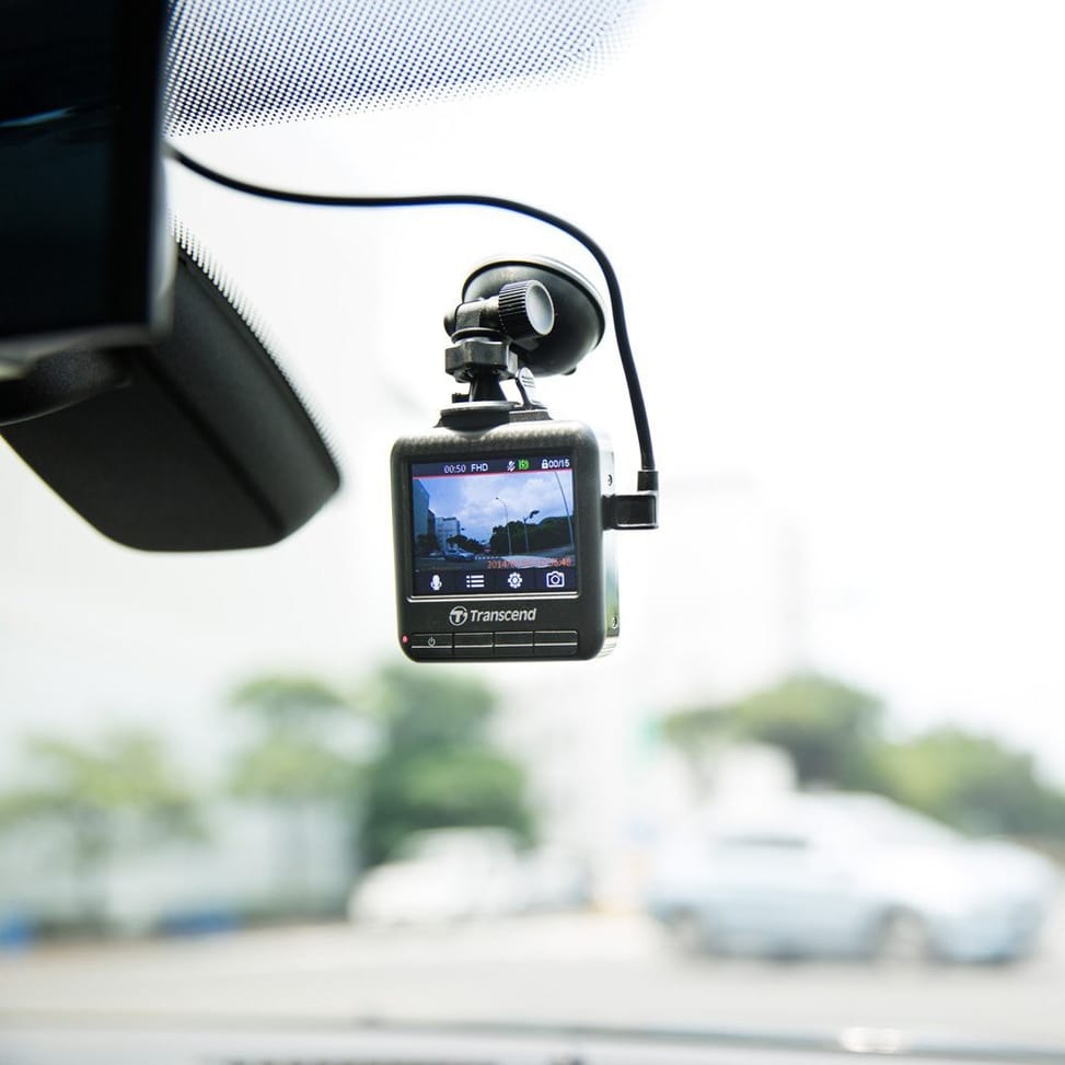 Enregistreur vidéo pour véhicule Transcend DrivePro 100 Full HD LCD 2.4" - Support avec ventouse avec carte mémoire 16GB offerte