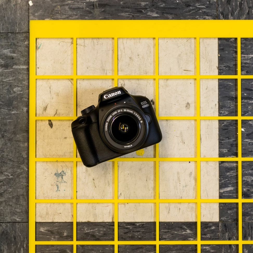 Appareil photo Canon EOS 4000D, noir + objectif 18-55 III + sac SB130 + carte SD — image 4