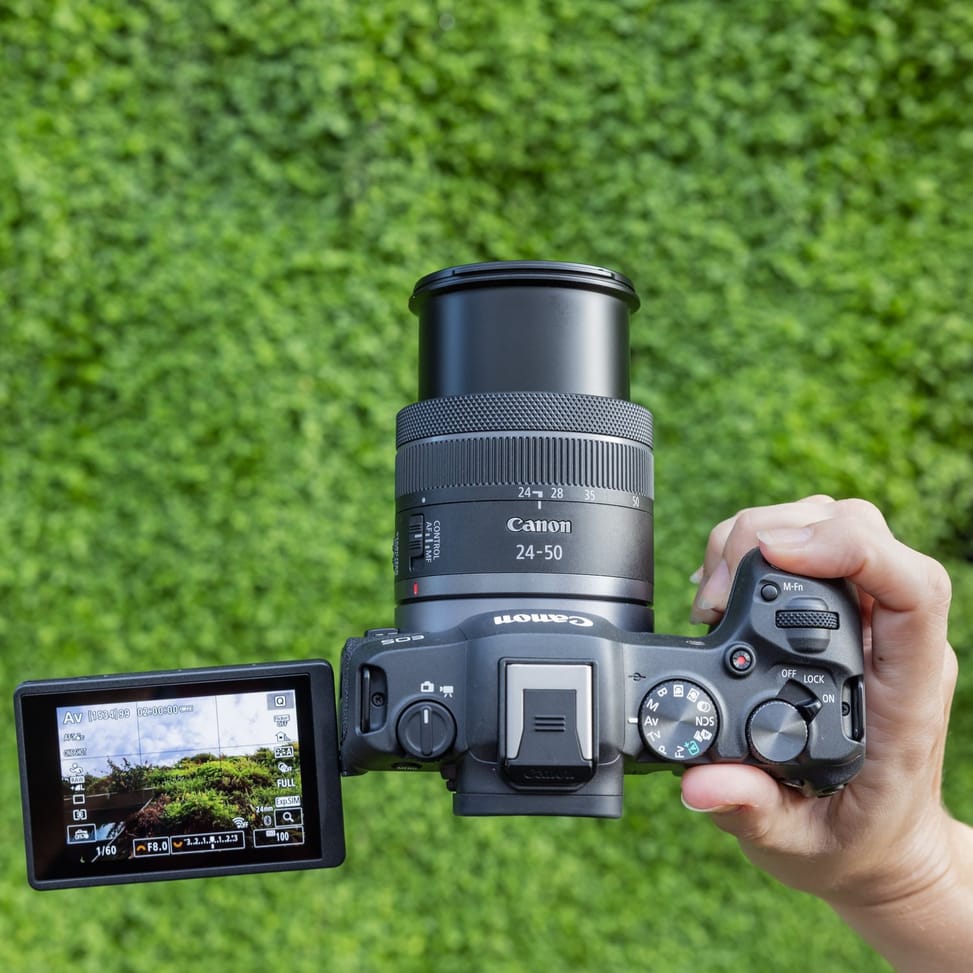 Appareil photo hybride Canon EOS R8 + batterie de rechange — image 9