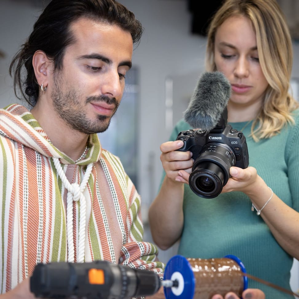 Appareil photo hybride Canon EOS R8 + batterie de rechange — image 11