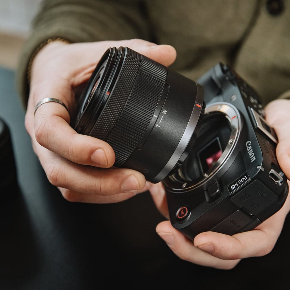 Appareil photo hybride Canon EOS R50 V + objectif RF-S 14-30mm F4-6.3 IS STM PZ — image 11