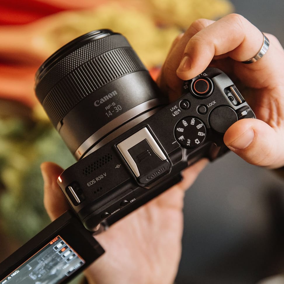 Appareil photo hybride Canon EOS R50 V + objectif RF-S 14-30mm F4-6.3 IS STM PZ — image 12