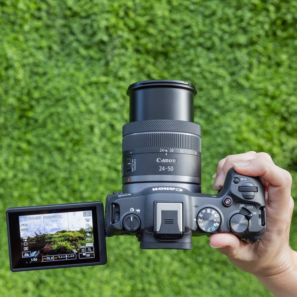 Appareil photo hybride Canon EOS R8, noir + objectif RF 85mm Macro IS STM + objectif RF 24-50mm IS STM — image 10