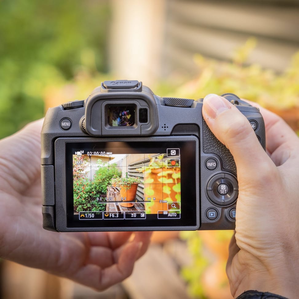 Appareil photo hybride Canon EOS R8, noir + objectif RF 85mm Macro IS STM + objectif RF 24-50mm IS STM — image 11