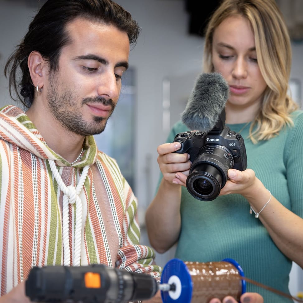 Appareil photo hybride Canon EOS R8, noir + objectif RF 85mm Macro IS STM + objectif RF 24-50mm IS STM — image 12