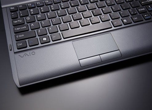 PC portable Sony Vaio VPCYB35AF/B +  sacoche VAIO DICOTA + Clé USB Sony 8GB Microvault