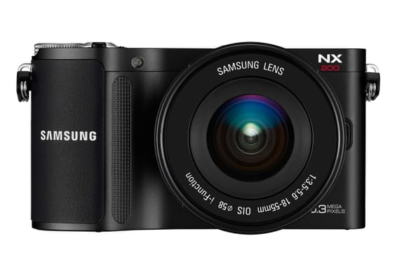 Appareil photo Samsung NX200 - 20MP (EV-NX200ZDABME)