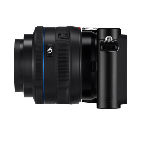 Appareil photo Samsung  NX200 - 20MP (EV-NX200ZDABME)