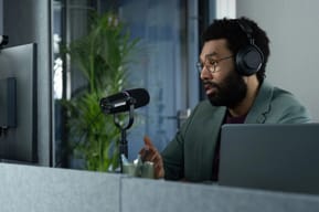 Shure MV7+ — Microphone broadcast dynamique USB-C et XLR avec DSP — image 6