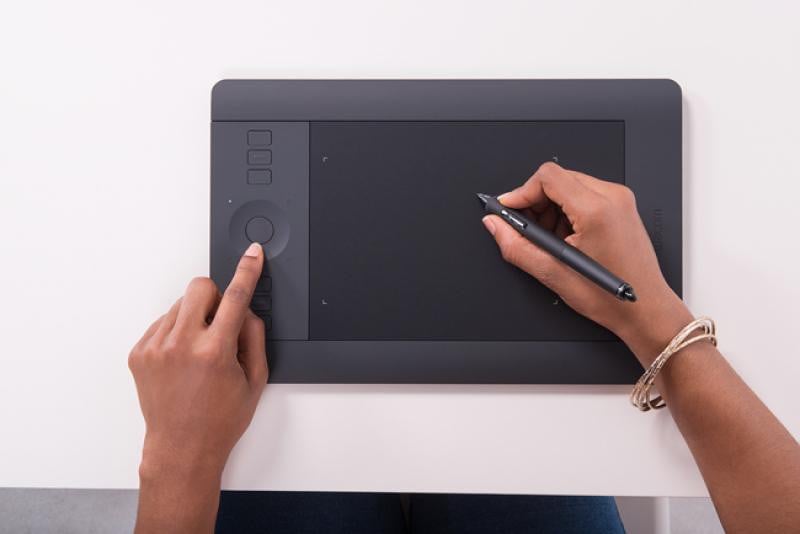Tablette graphique professionnelle multitouch Intuos Pro Small