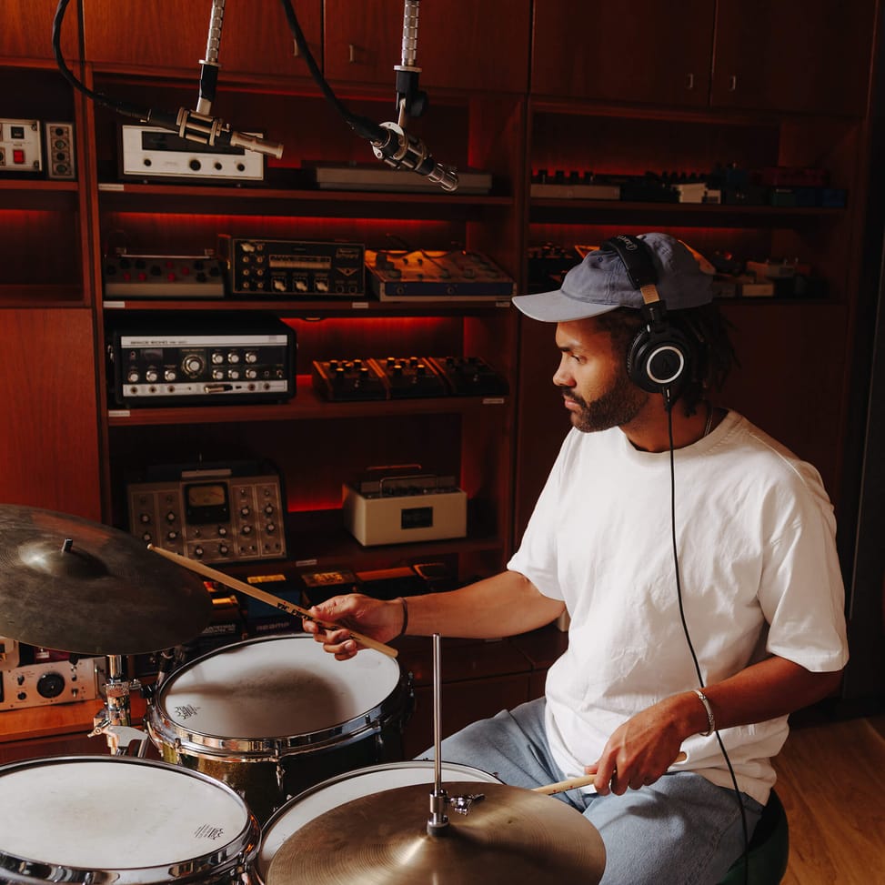 Batteur en studio d'enregistrement avec l'ATH-M50X sur les oreilles