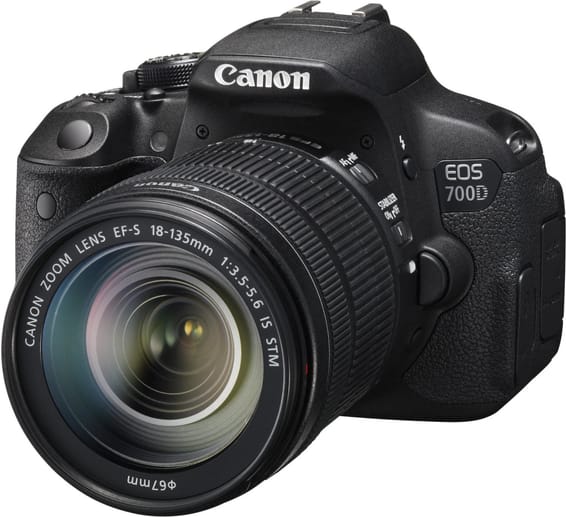 Reflex Canon EOS 700D + Objectif Zoom EF-S 18-135mm f/3.5-5.6 IS STM
