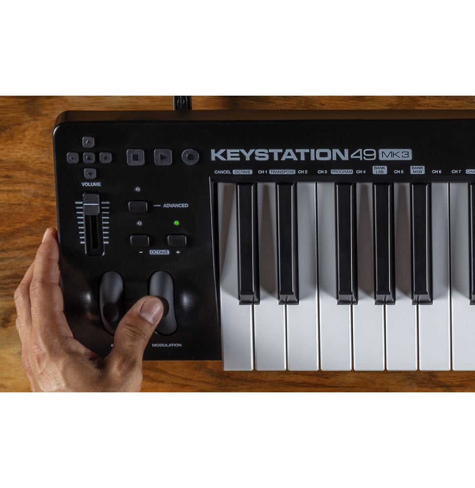 لوحة مفاتيح تحكم MIDI من M-Audio Keystation 49 MK3 - 49 مفتاحًا حساسًا للسرعة، عجلات وأزرار نقل – صورة 4