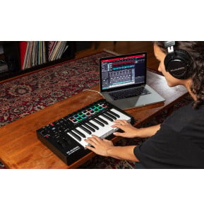 Clavier maître USB-MIDI M-Audio Oxygen Pro 25 - 25 touches semi-lestées, 16 pads RVB, écran OLED — image 5