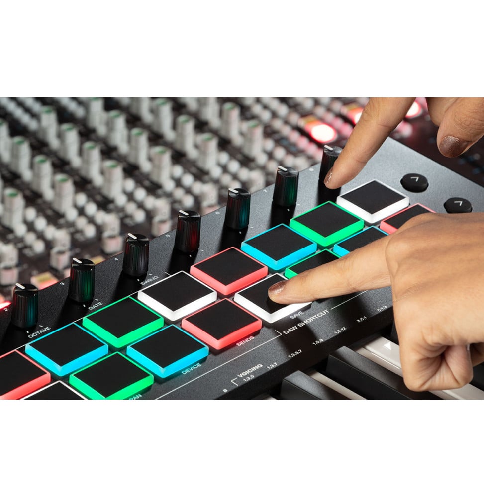 Clavier maître USB-MIDI M-Audio Oxygen Pro 25 - 25 touches semi-lestées, 16 pads RVB, écran OLED – vue 7