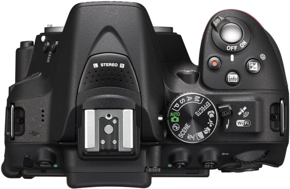 Reflex Nikon D5300 + Objectif AF-S DX Nikkor 18-55mm f/3.5-5.6G VR