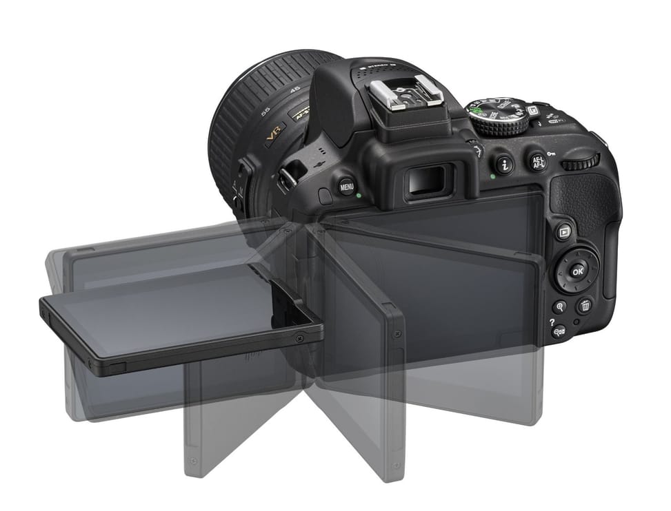 Reflex Nikon D5300 + Objectif AF-S DX Nikkor 18-55mm f/3.5-5.6G VR