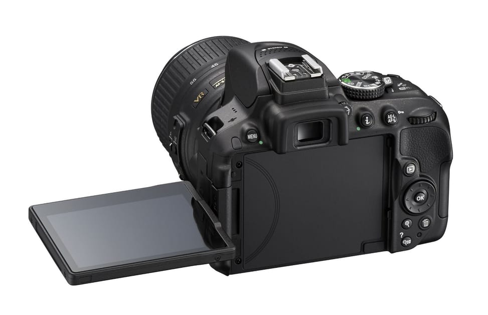 Reflex Nikon D5300 + Objectif AF-S DX Nikkor 18-55mm f/3.5-5.6G VR