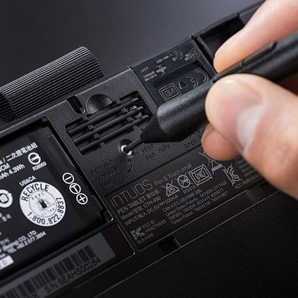 Tablette graphique Filaire Wacom Intuos Pen & Touch Creative Medium (CTH-680SS)
