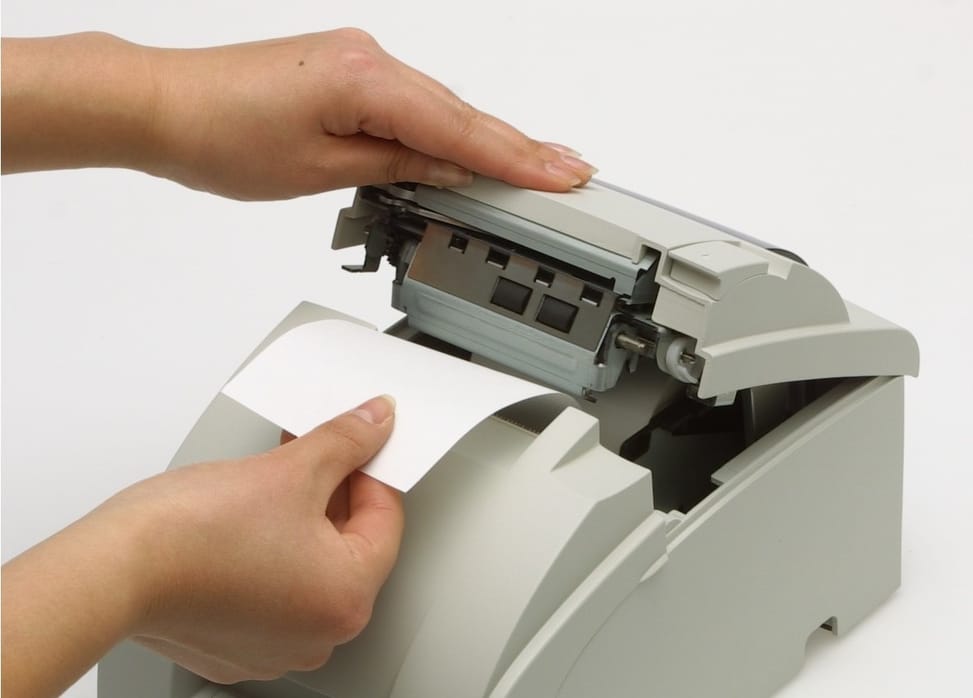طابعة إيصالات بالنقر Epson TM-U220B USB سوداء (مع مزود طاقة - بدون سلك كهرباء) — صورة 6