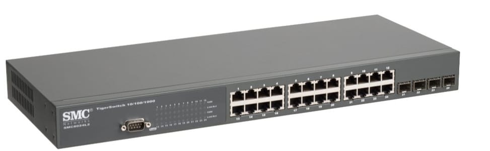 SMC Switch Administrable 24 ports 10/100/1000 + 4 ports SFP Gigabit combiné — image 1